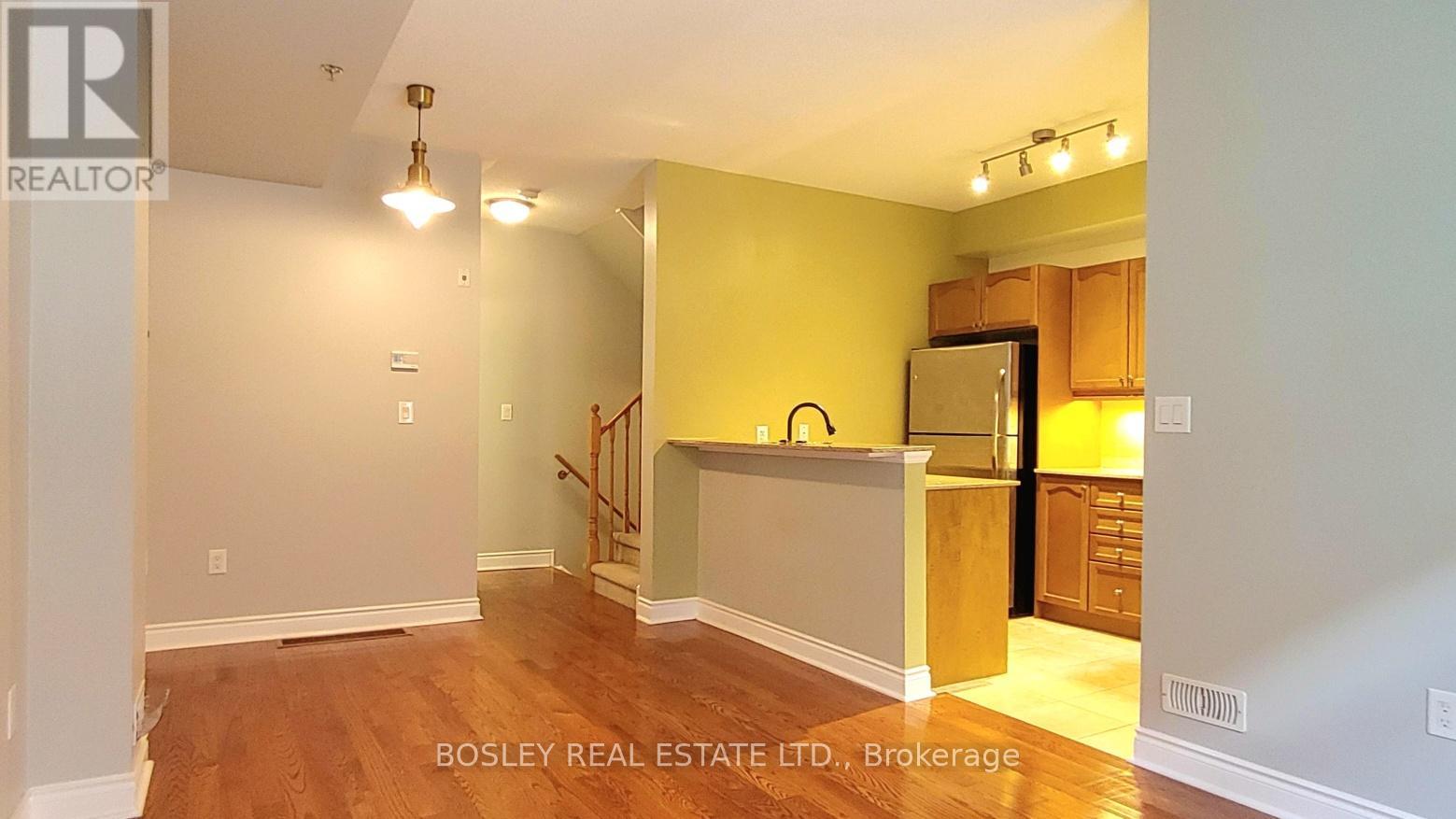 Photo 1 of 29 8 Brighton Place, Vaughan ON