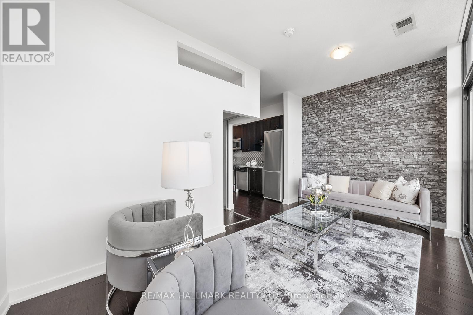 Photo 26 of 403 10376 Yonge Street, Richmond Hill ON