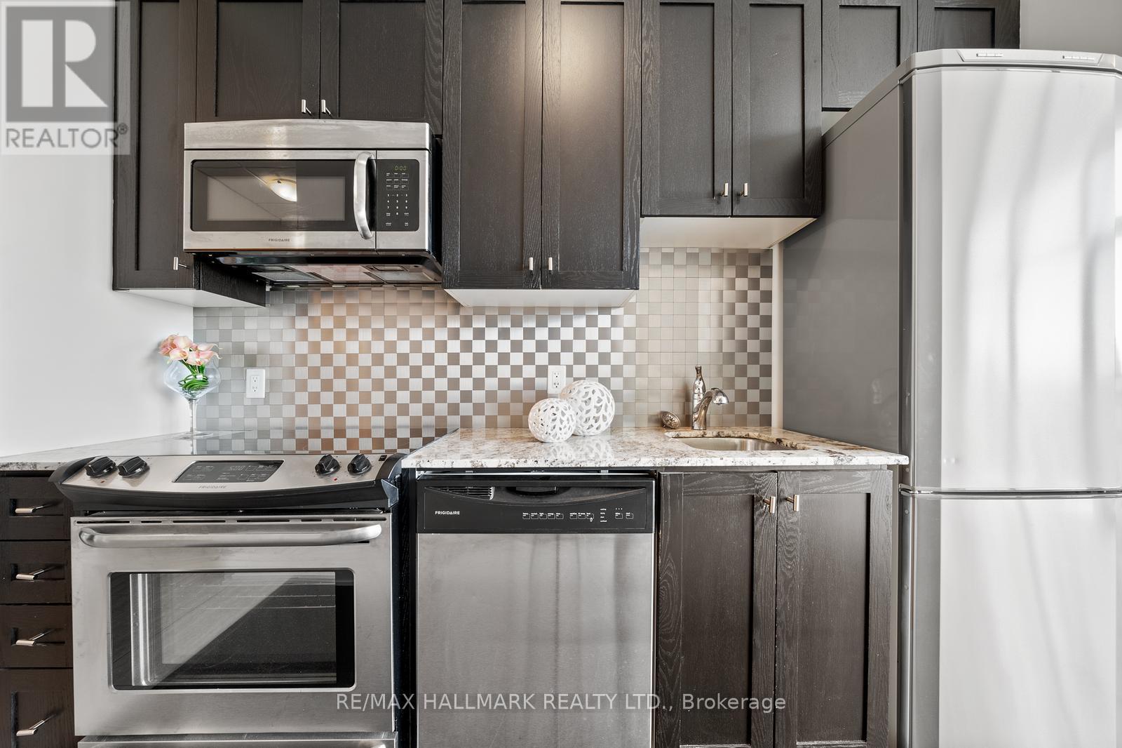 Photo 17 of 403 10376 Yonge Street, Richmond Hill ON