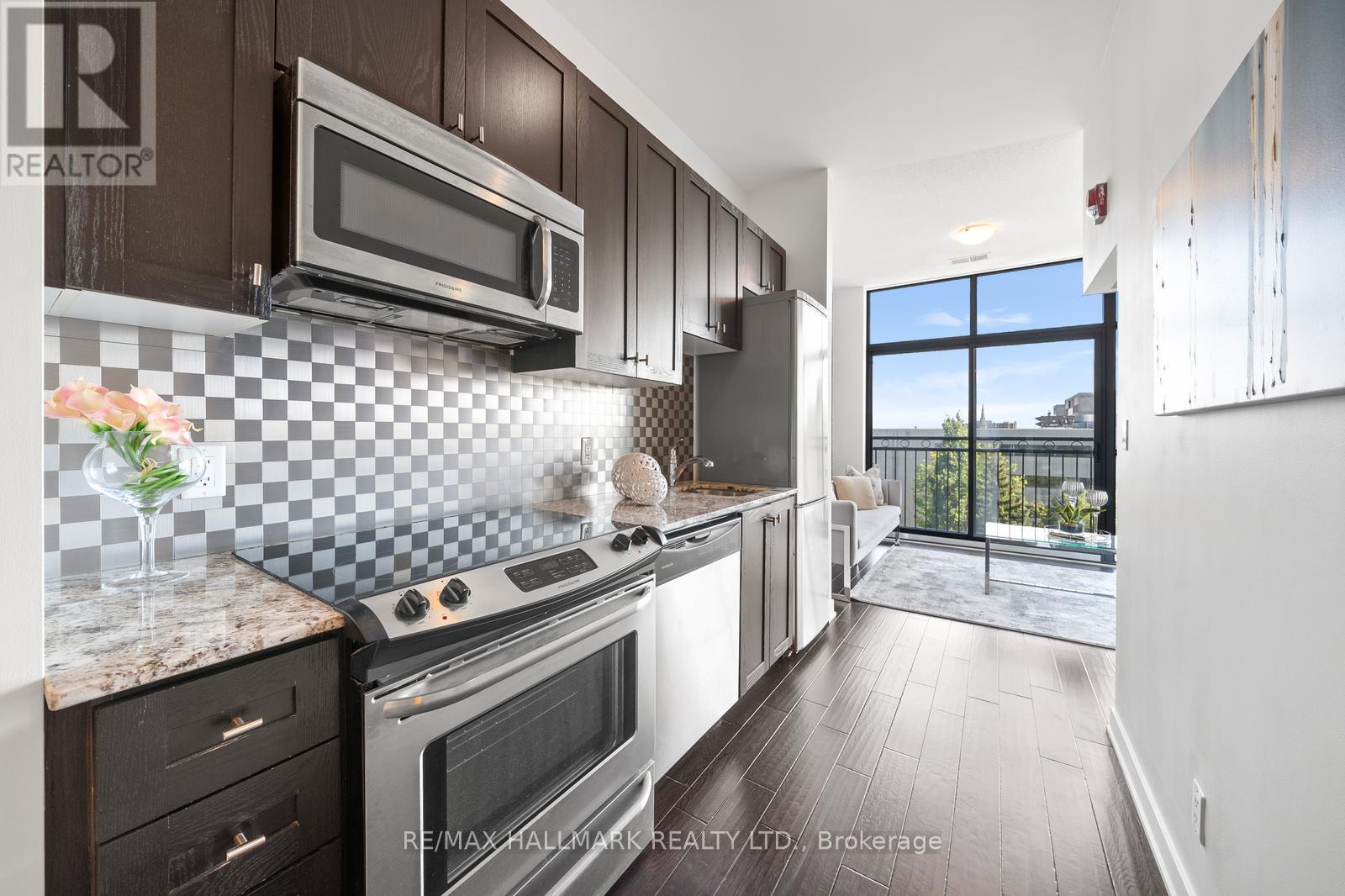 Photo 19 of 403 10376 Yonge Street, Richmond Hill ON