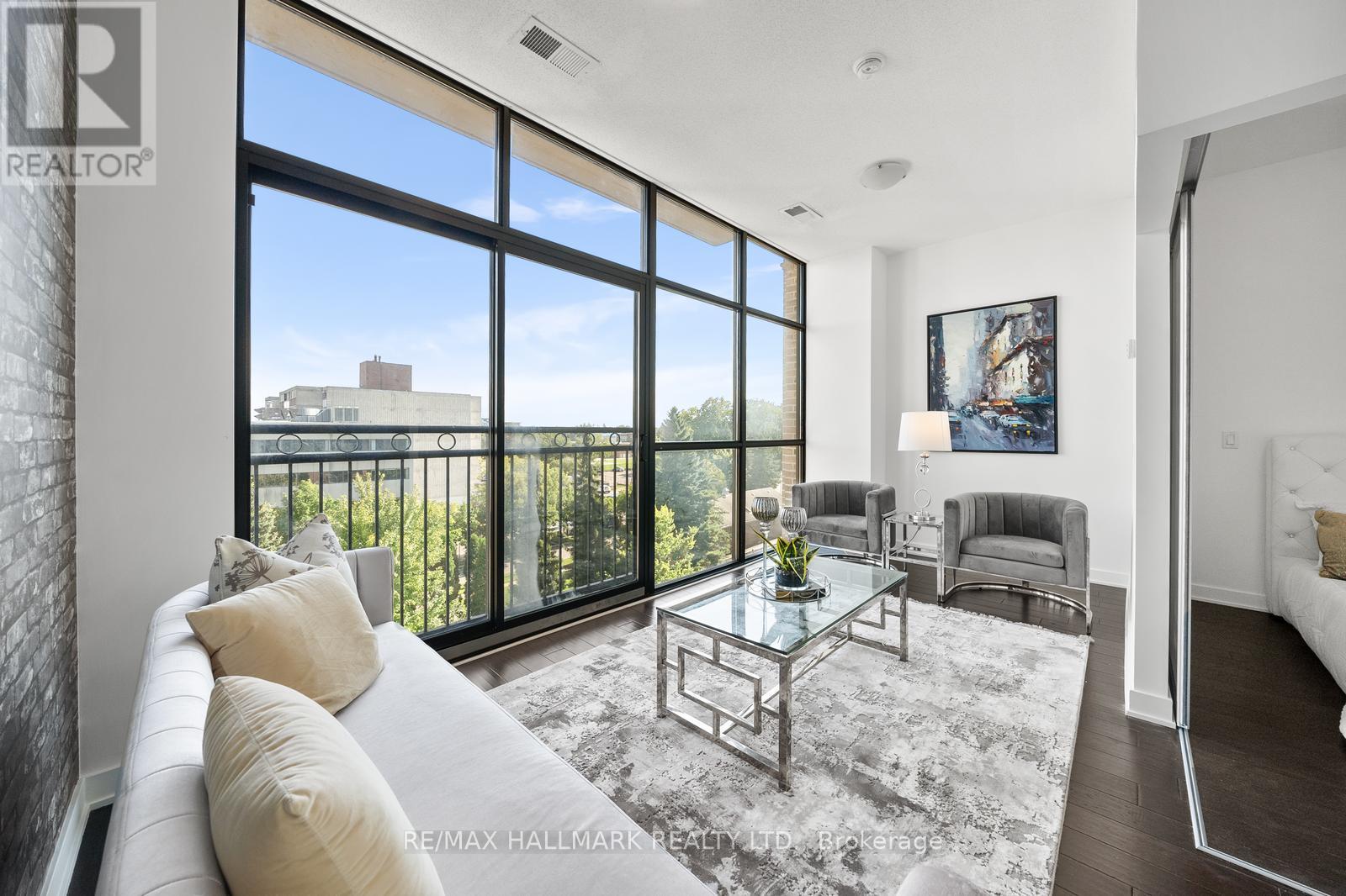Photo 16 of 403 10376 Yonge Street, Richmond Hill ON