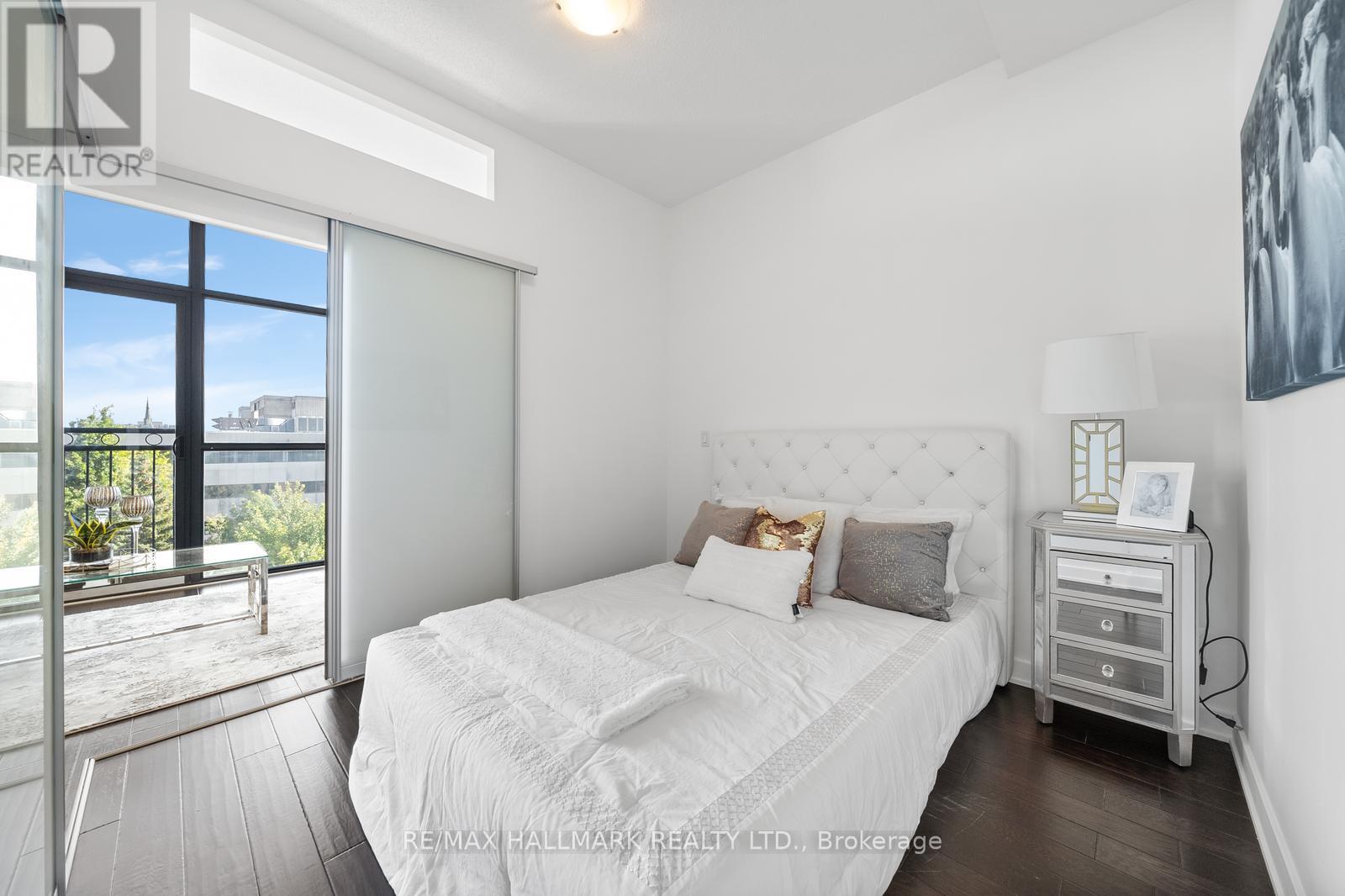 Photo 7 of 403 10376 Yonge Street, Richmond Hill ON