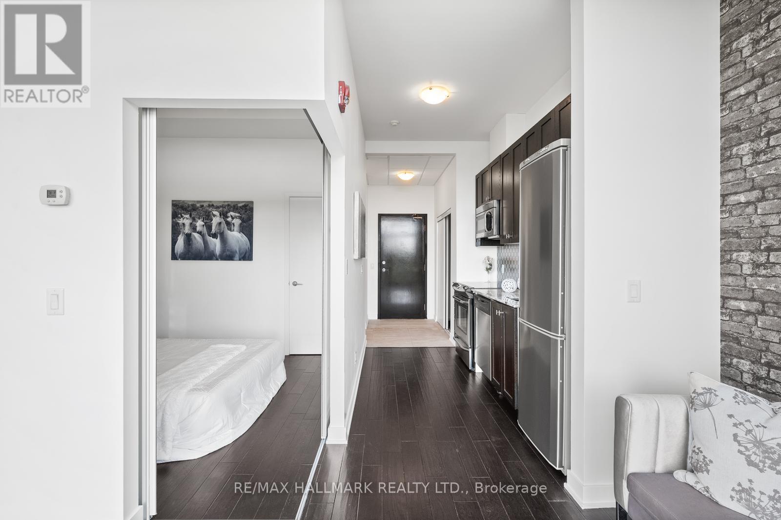 Photo 12 of 403 10376 Yonge Street, Richmond Hill ON