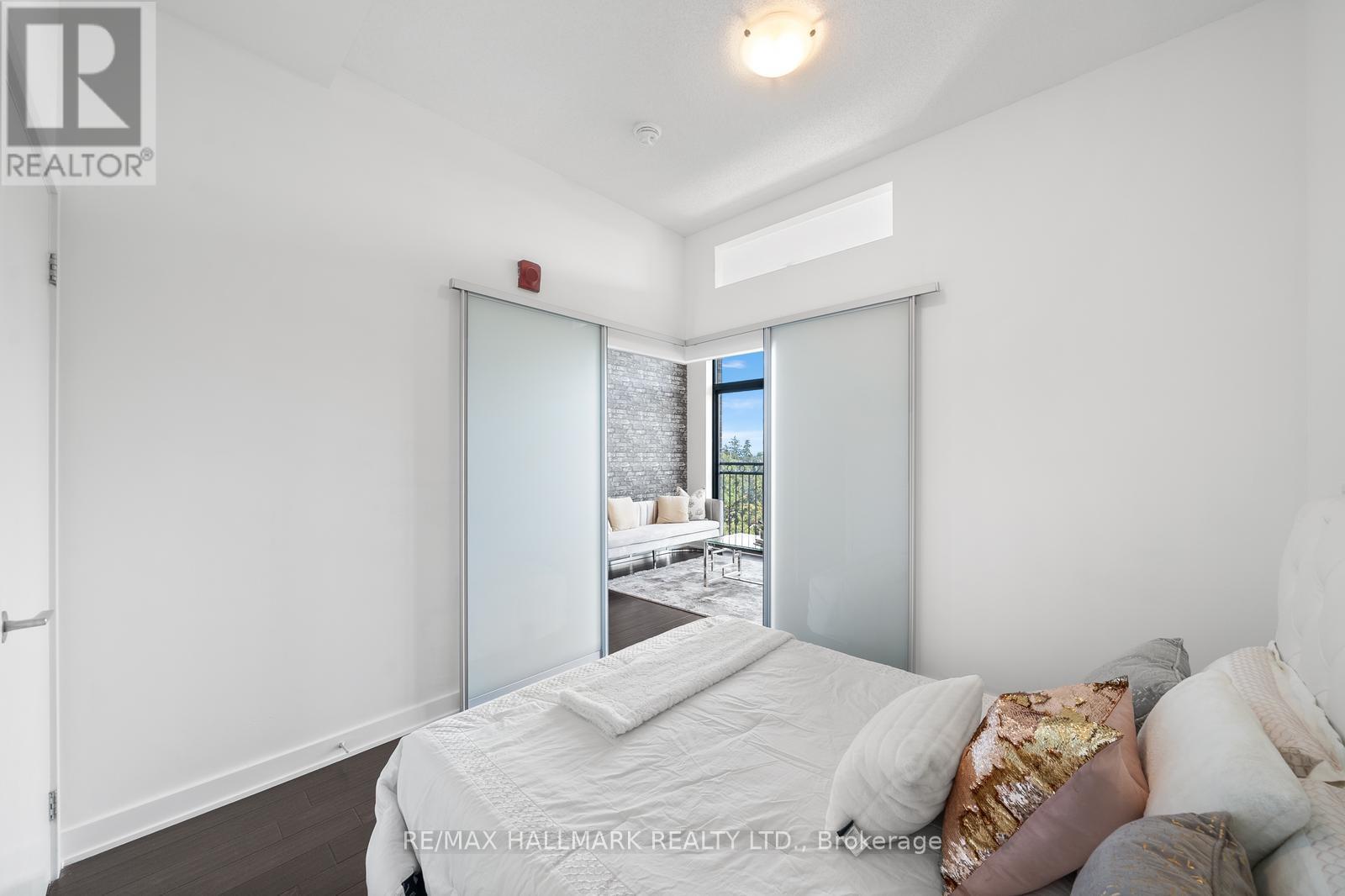 Photo 23 of 403 10376 Yonge Street, Richmond Hill ON