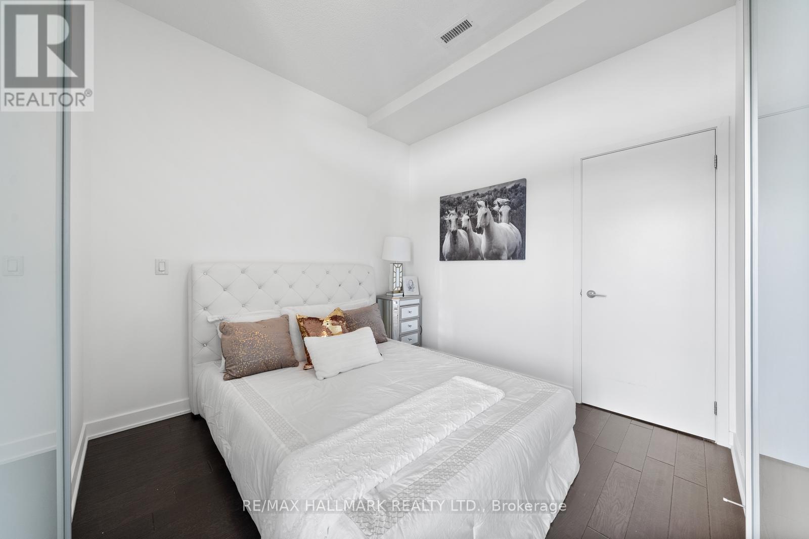 Photo 8 of 403 10376 Yonge Street, Richmond Hill ON