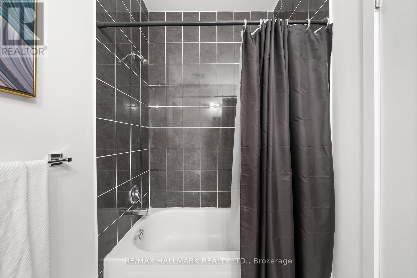 Photo 21 of 403 10376 Yonge Street, Richmond Hill ON