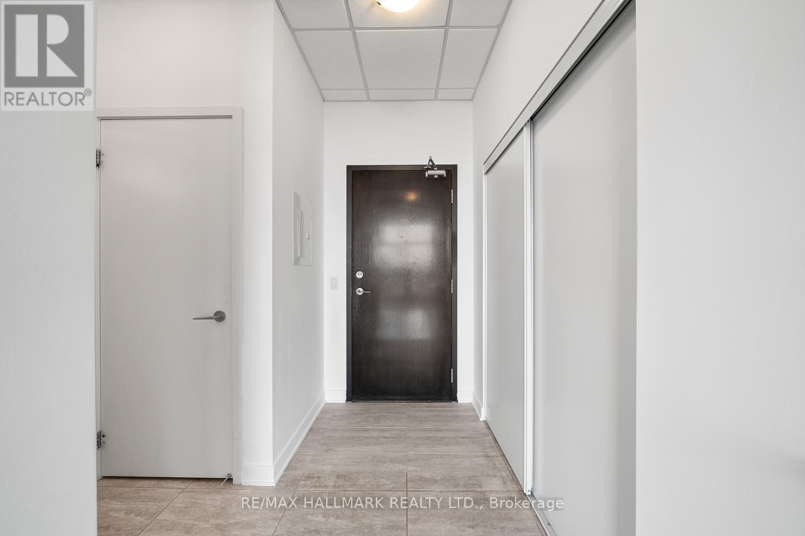 Photo 1 of 403 10376 Yonge Street, Richmond Hill ON