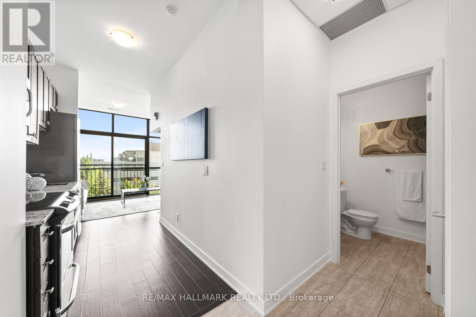 Photo 18 of 403 10376 Yonge Street, Richmond Hill ON