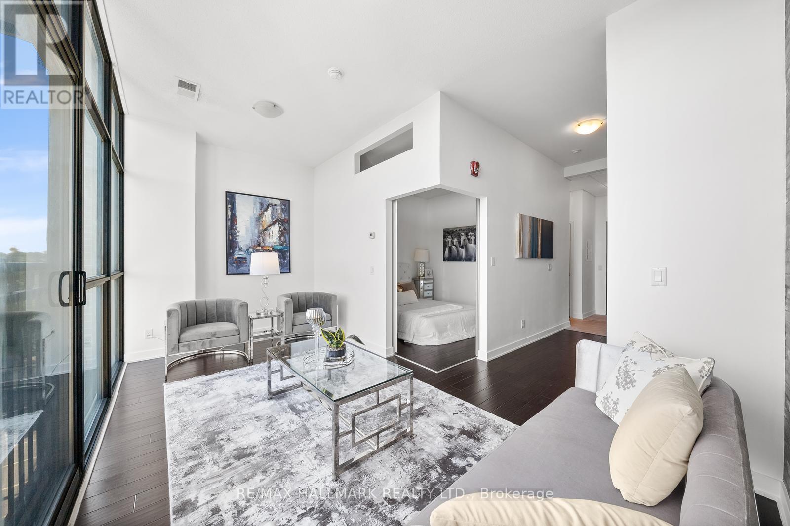 Photo 2 of 403 10376 Yonge Street, Richmond Hill ON