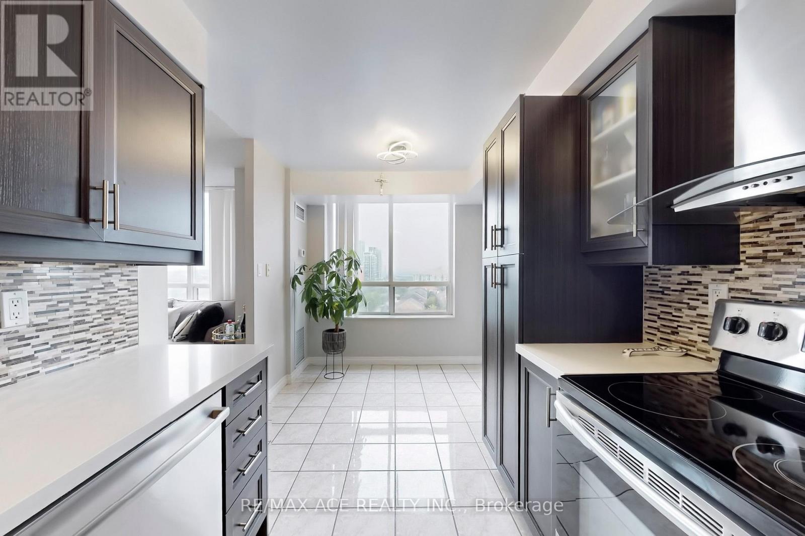 Photo 37 of 1108 29 Northern Heights Drive, Richmond Hill ON