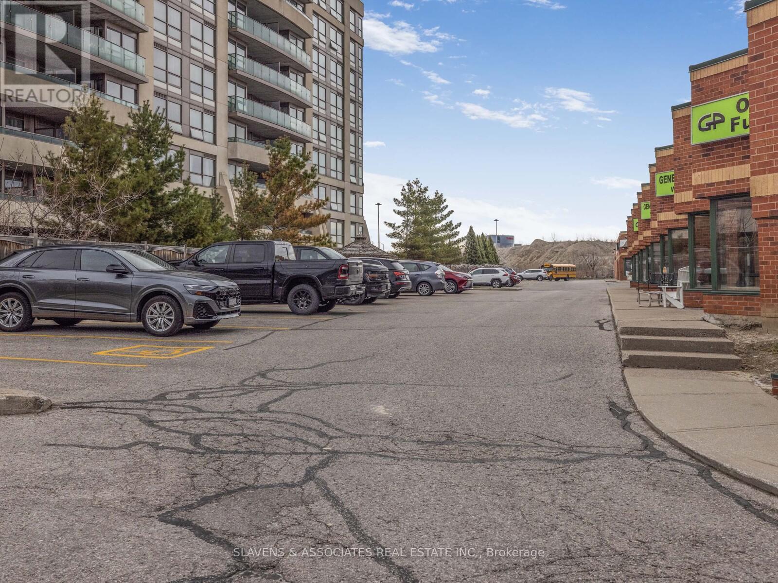 Photo 6 of 25 28 160 East Beaver Creek Road, Richmond Hill ON