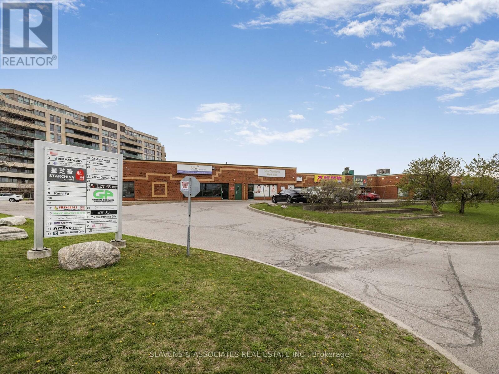 Photo 8 of 25 28 160 East Beaver Creek Road, Richmond Hill ON
