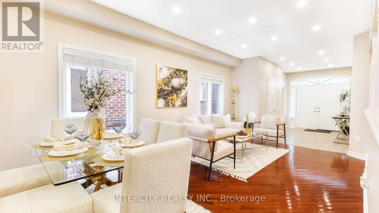 Photo 10 of 16 Venice Gate Drive, Vaughan ON