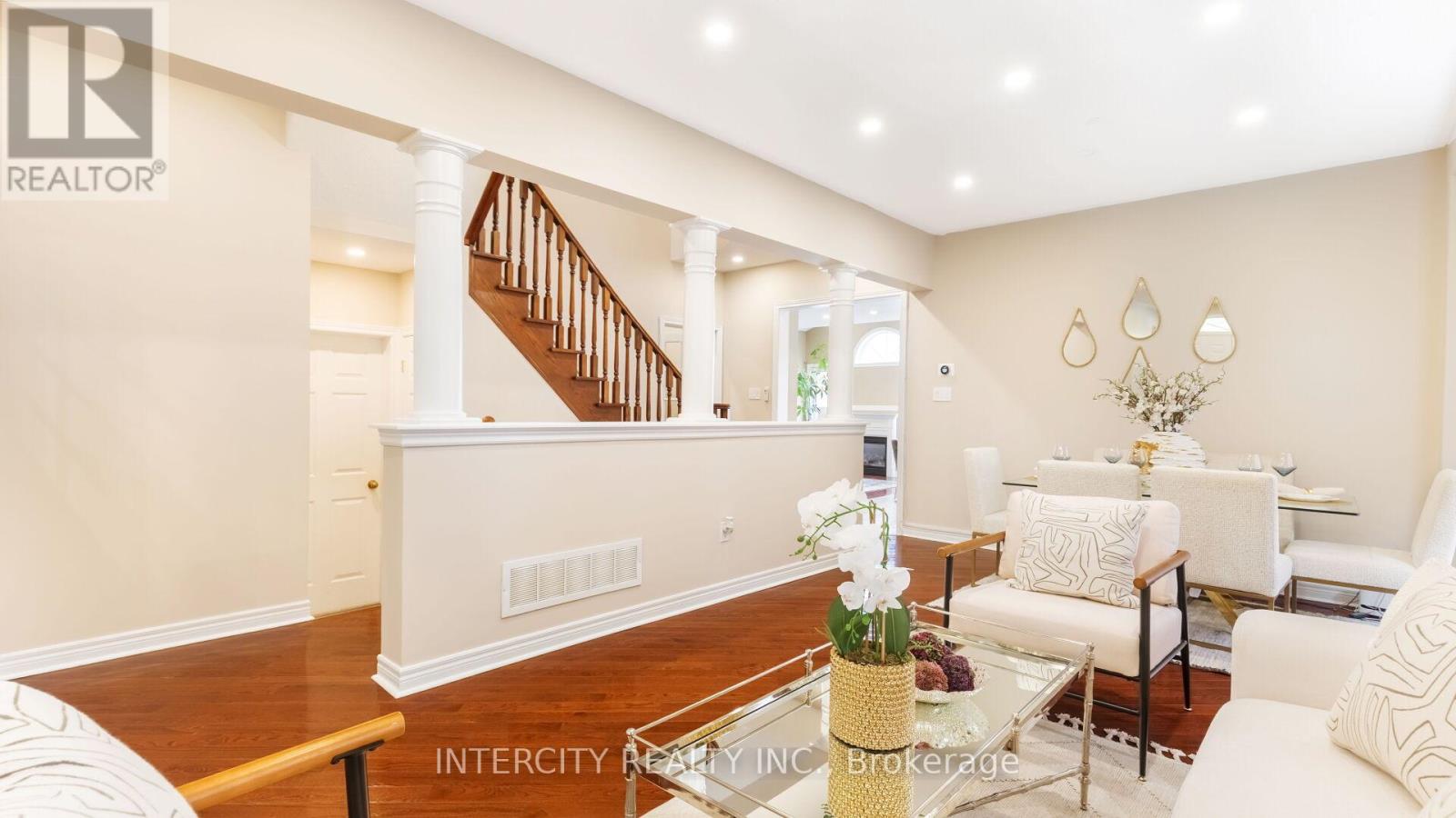 Photo 11 of 16 Venice Gate Drive, Vaughan ON