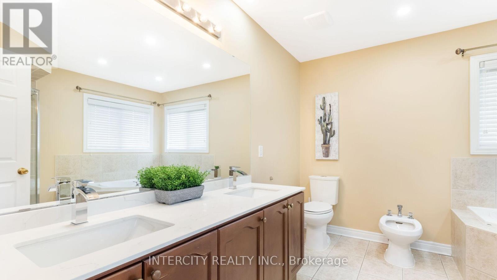 Photo 24 of 16 Venice Gate Drive, Vaughan ON