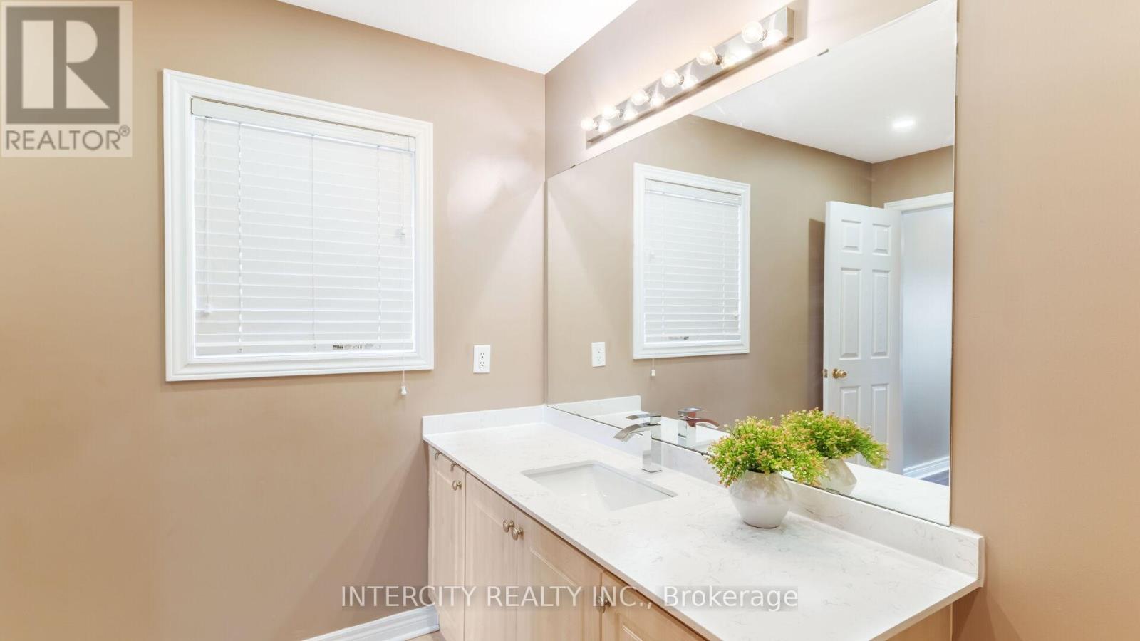 Photo 29 of 16 Venice Gate Drive, Vaughan ON