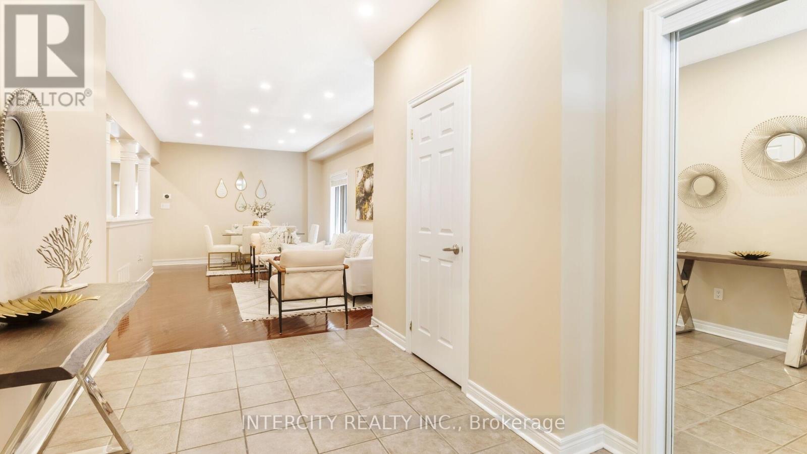 Photo 7 of 16 Venice Gate Drive, Vaughan ON