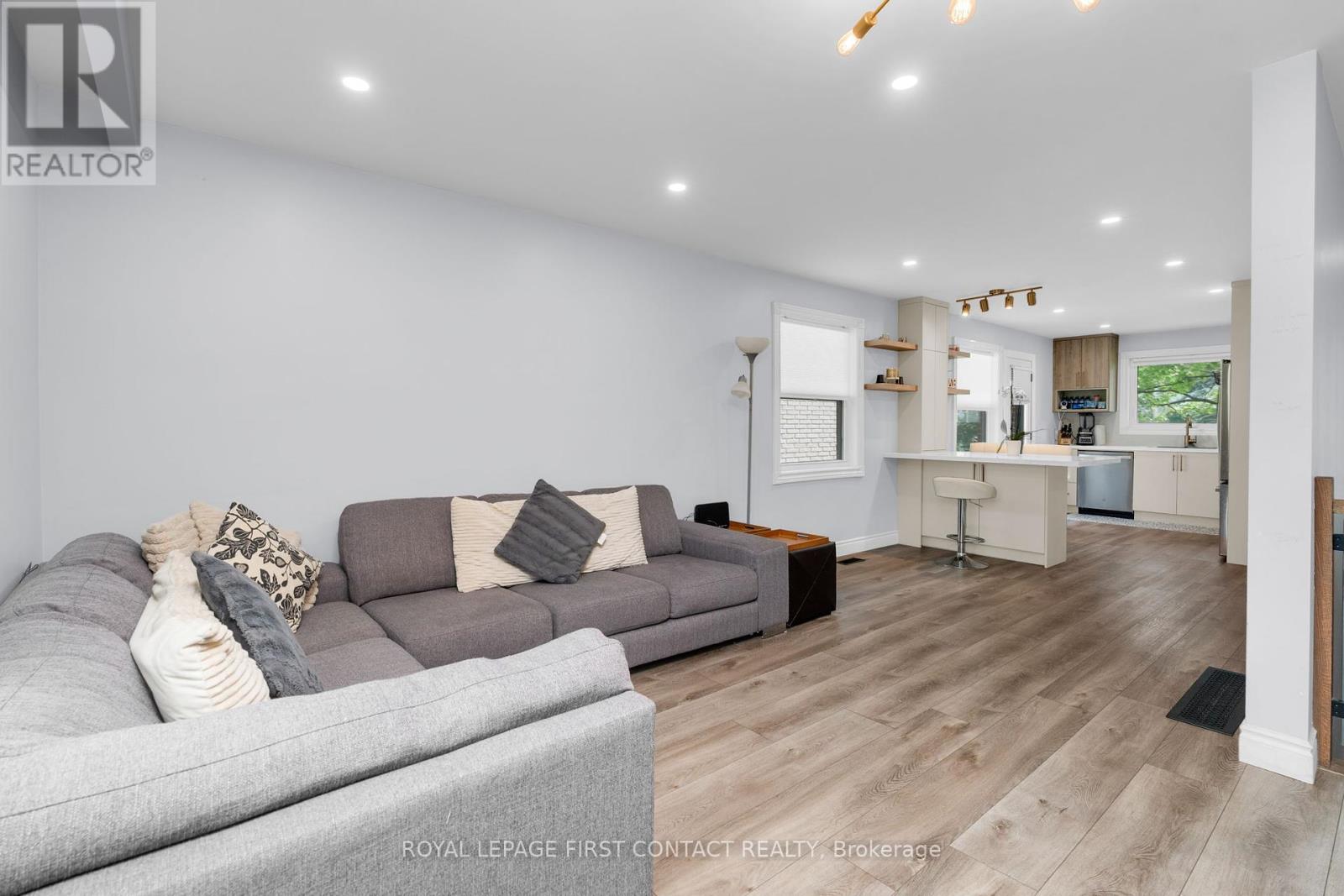 Photo 9 of 26 Ottaway Avenue, Barrie ON