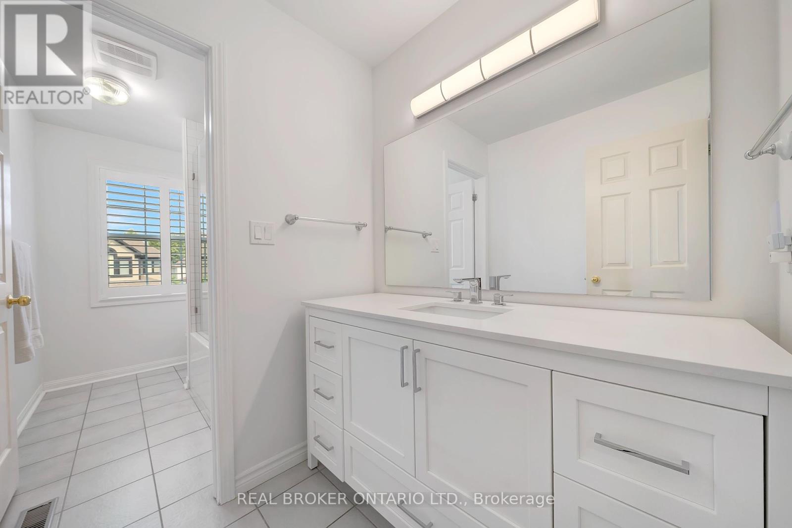Photo 4 of 5689 Roseville Court, Burlington ON