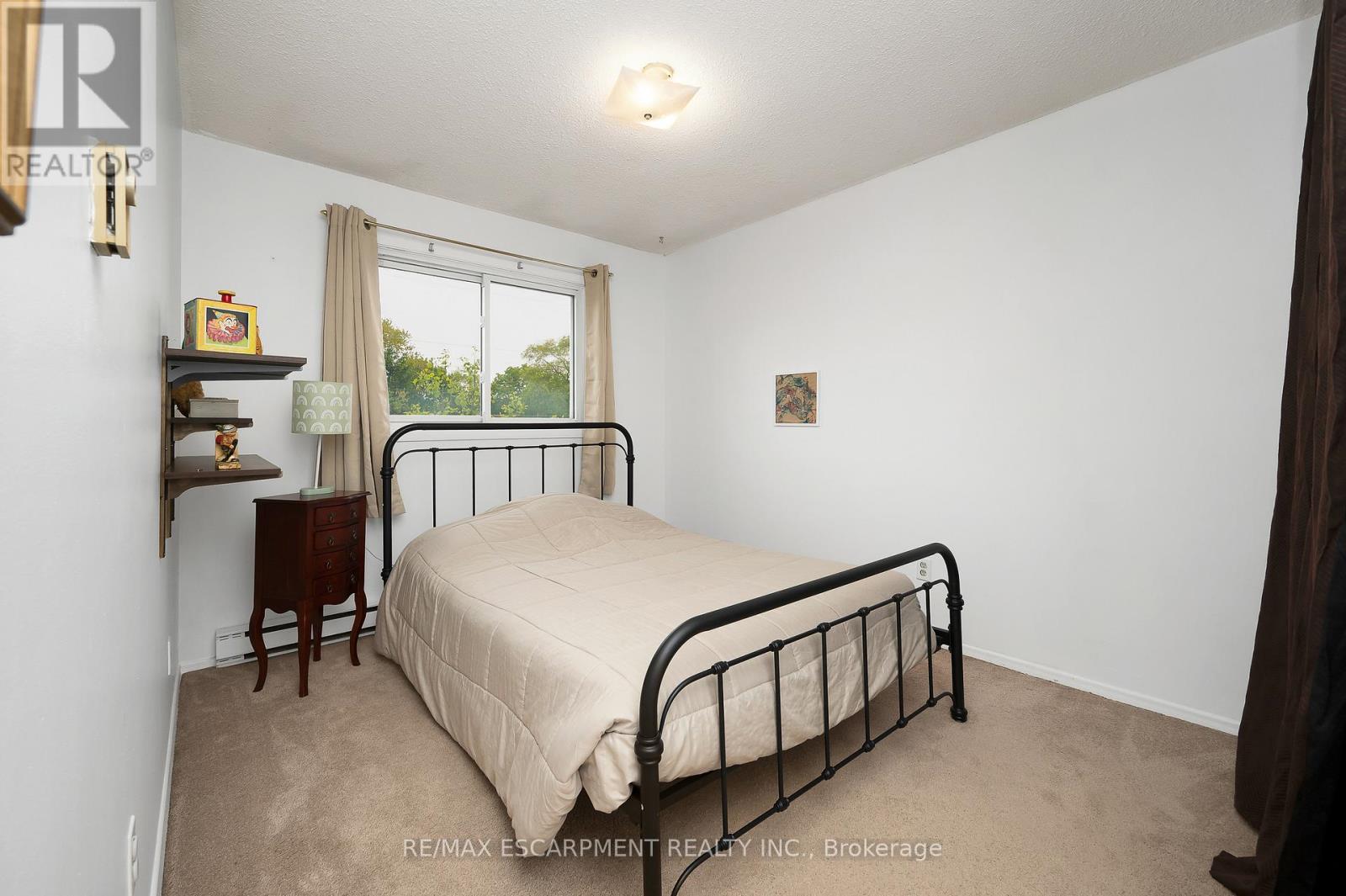 Photo 1 of 21 5017 Pinedale Avenue, Burlington ON