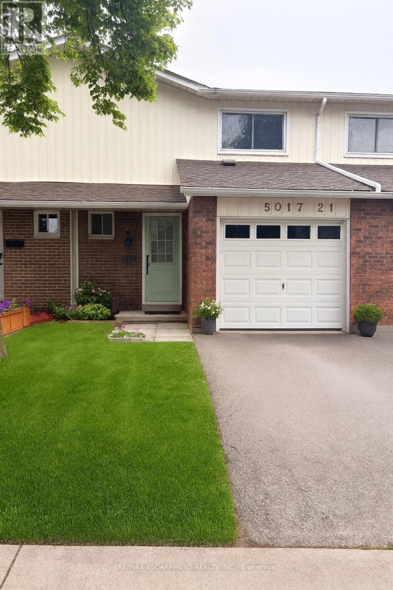 Photo 8 of 21 5017 Pinedale Avenue, Burlington ON