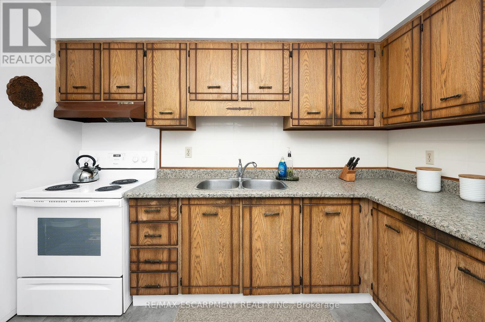 Photo 12 of 21 5017 Pinedale Avenue, Burlington ON