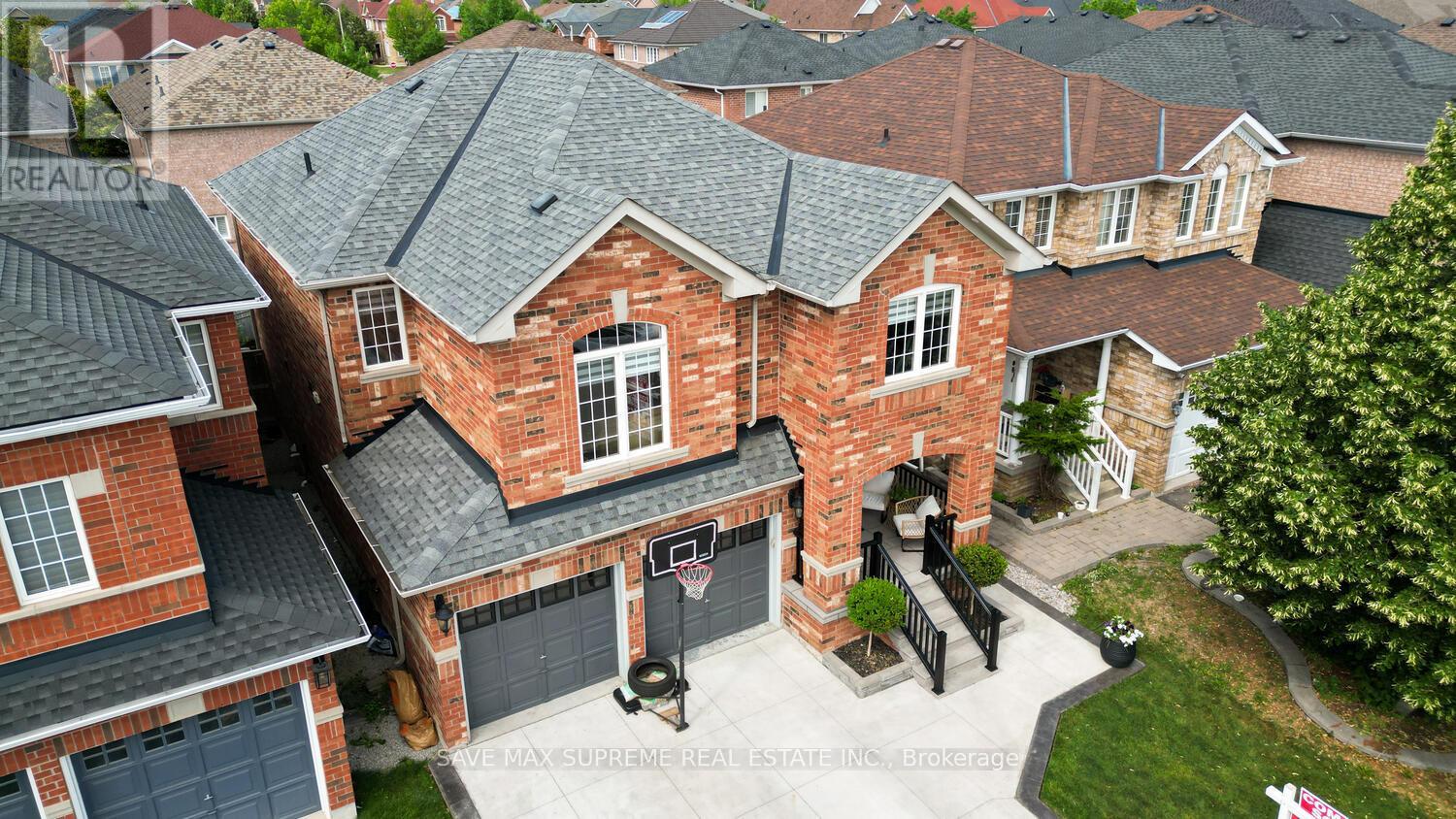 Photo 2 of 24 Silver Egret Road, Brampton ON