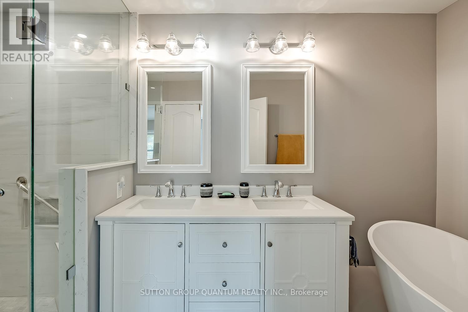 Photo 7 of 35 A 1064 Queen Street W, Mississauga ON