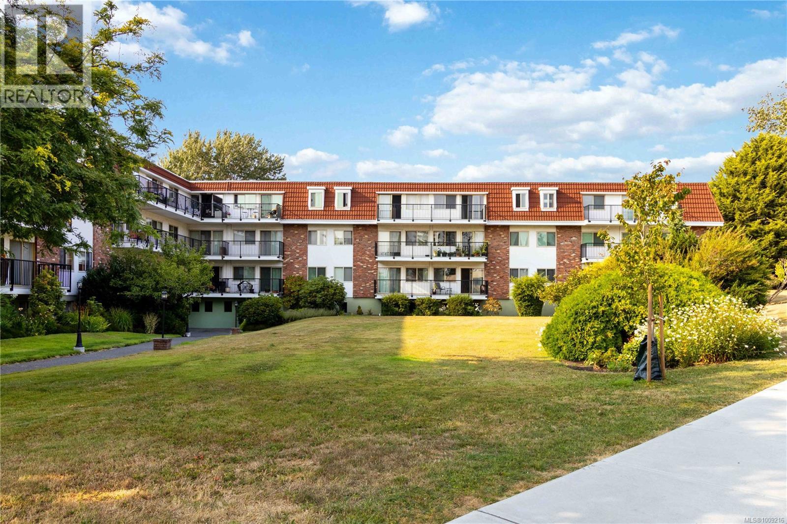 Photo 1 of 304 1680 Poplar Ave, Saanich BC