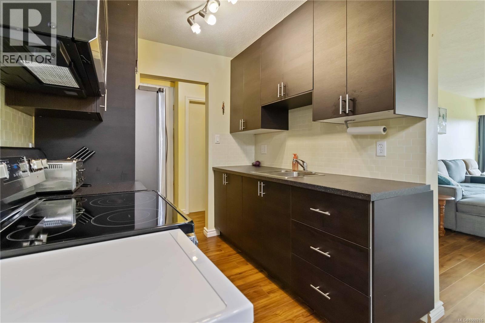 Photo 10 of 304 1680 Poplar Ave, Saanich BC