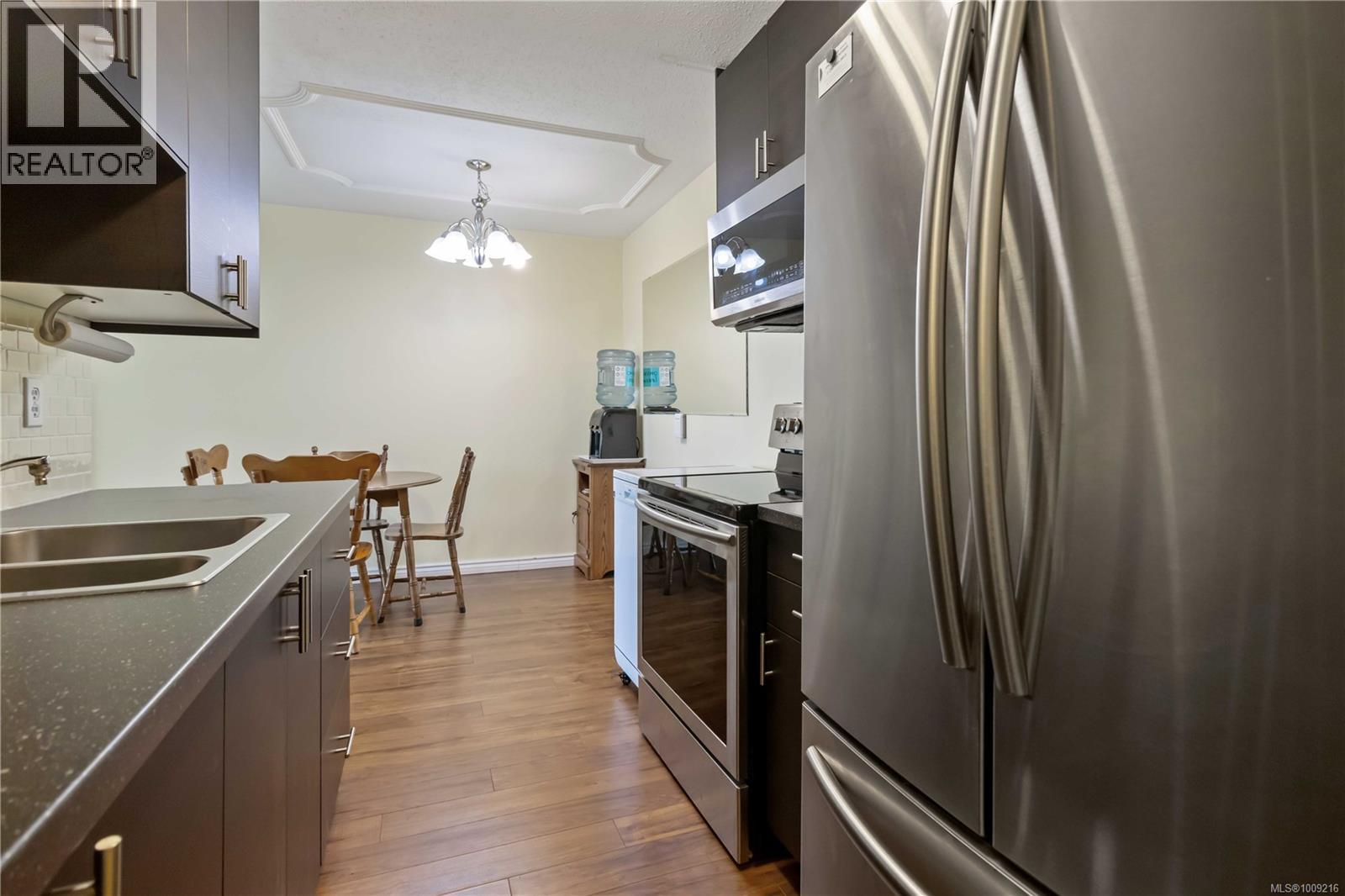 Photo 12 of 304 1680 Poplar Ave, Saanich BC