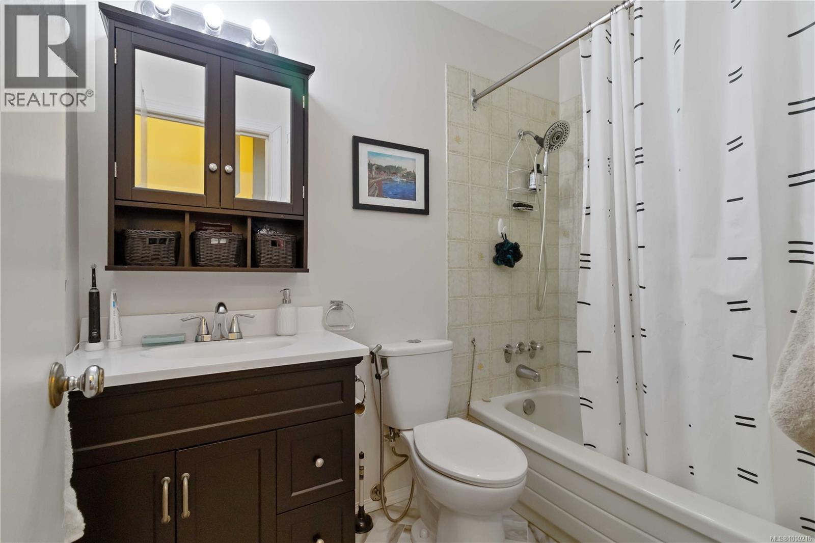 Photo 15 of 304 1680 Poplar Ave, Saanich BC