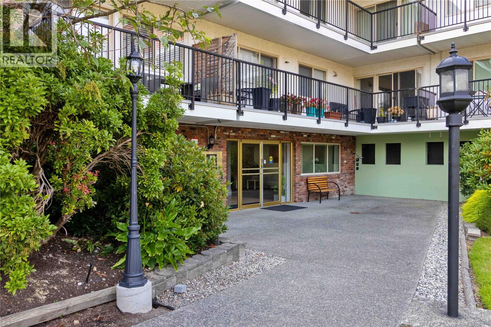 Photo 3 of 304 1680 Poplar Ave, Saanich BC