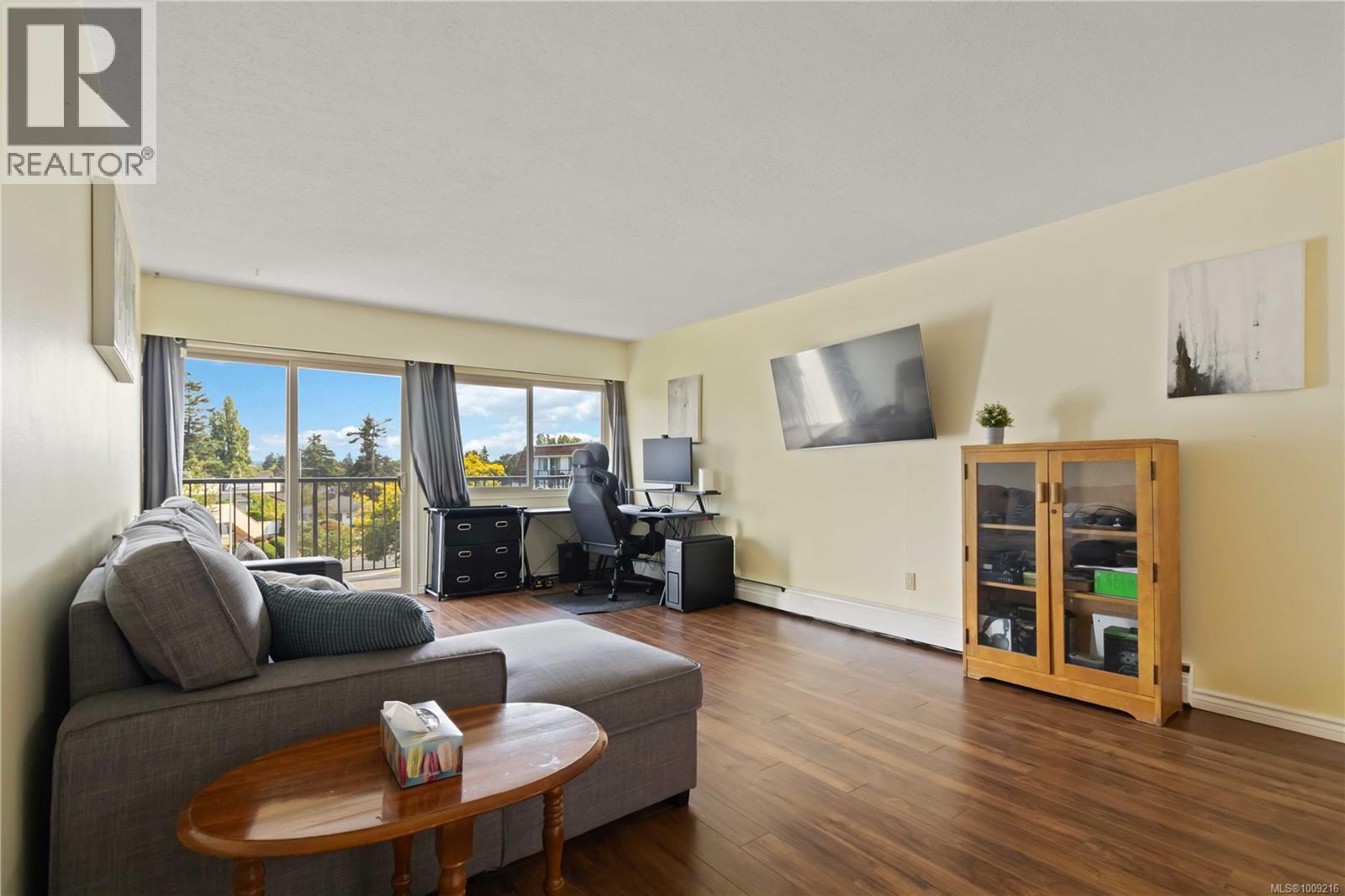 Photo 5 of 304 1680 Poplar Ave, Saanich BC