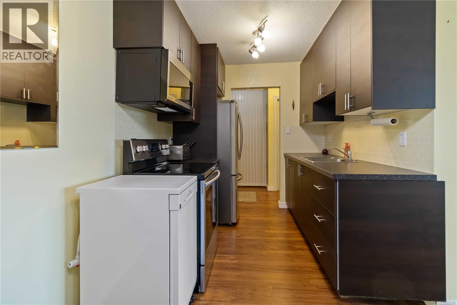 Photo 9 of 304 1680 Poplar Ave, Saanich BC