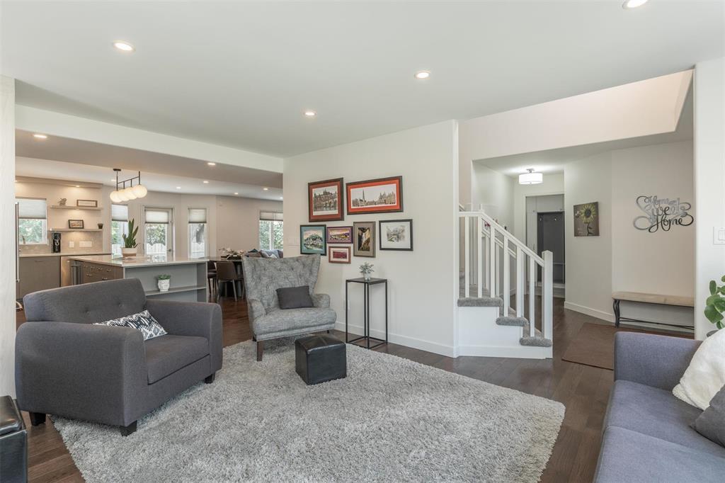 Photo 3 of 258 Southbridge Drive, Winnipeg MB