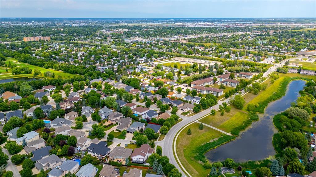 Photo 2 of 258 Southbridge Drive, Winnipeg MB