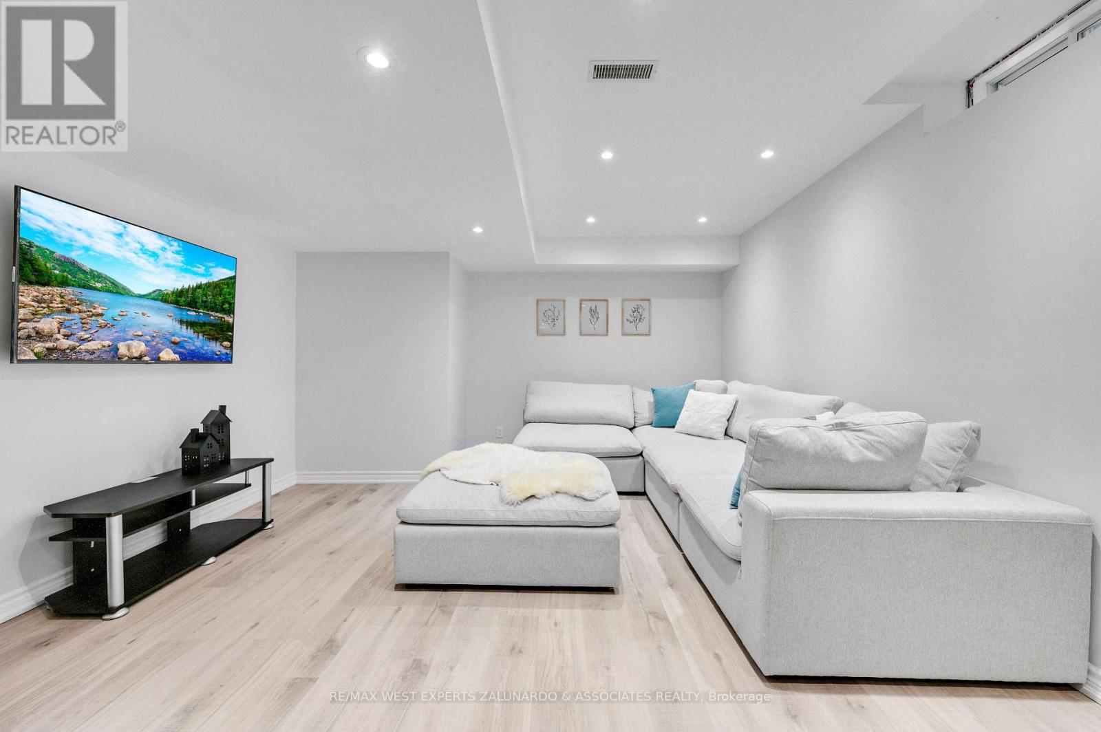 Photo 2 of 18 Faris Street, Bradford West Gwillimbury ON