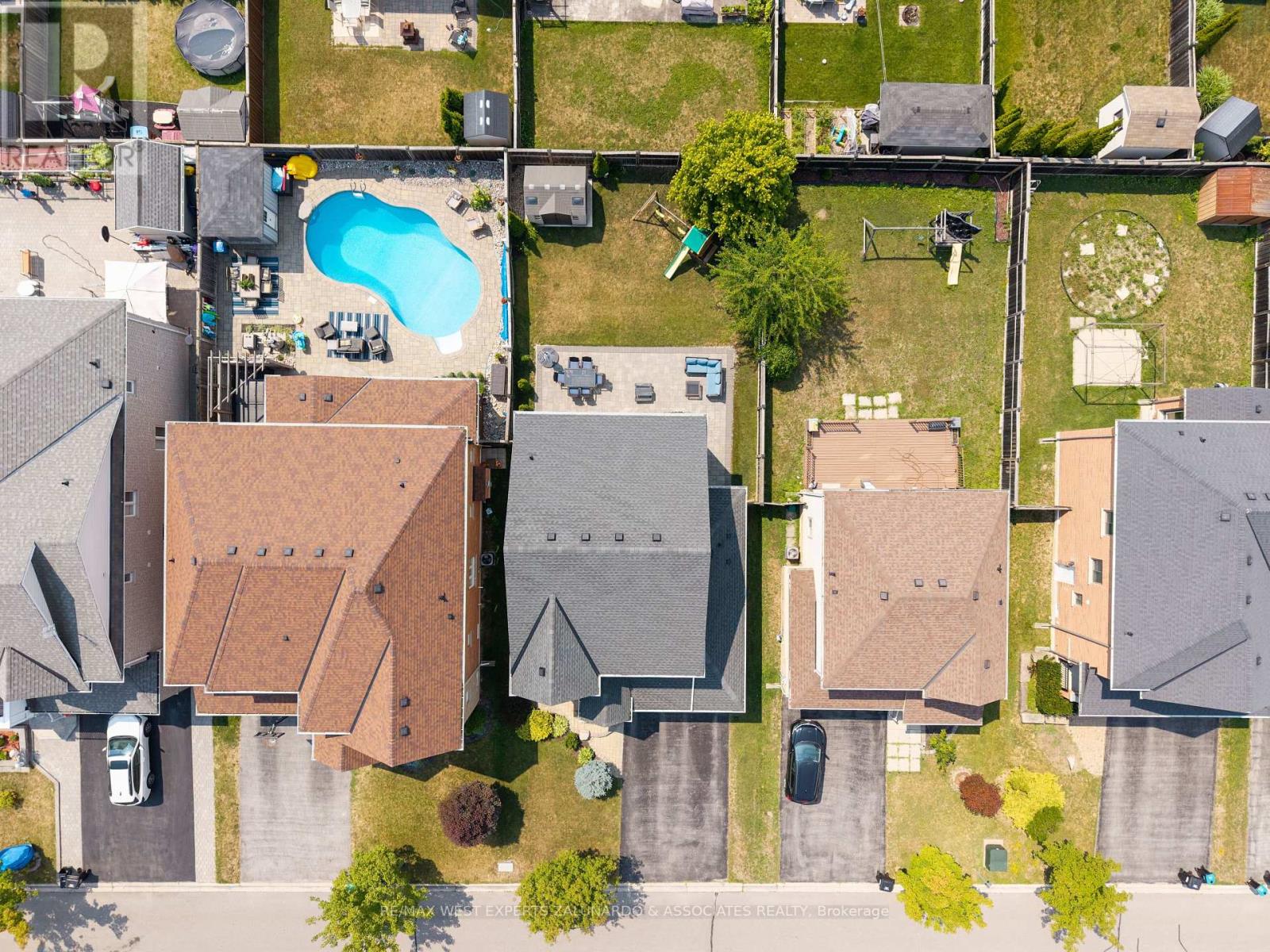 Photo 40 of 18 Faris Street, Bradford West Gwillimbury ON