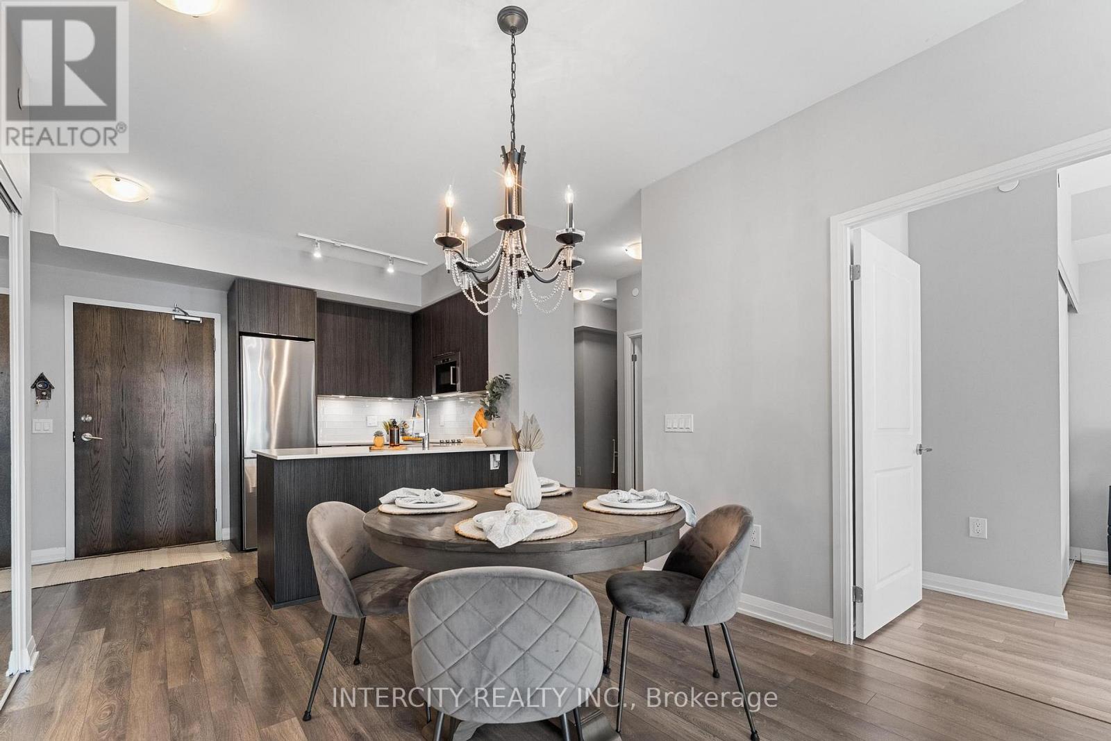 Photo 5 of 627 99 Eagle Rock Way, Vaughan ON
