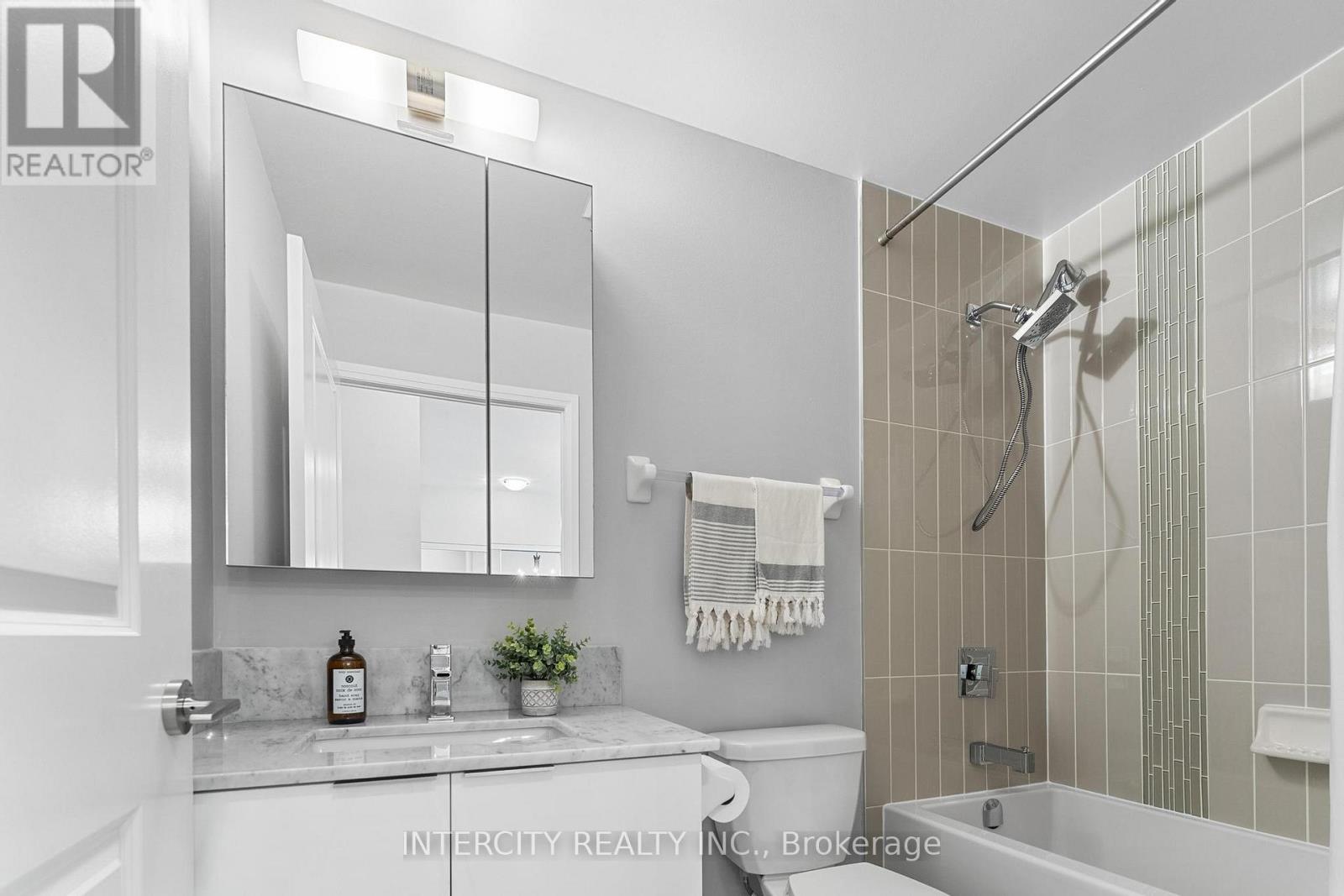 Photo 4 of 627 99 Eagle Rock Way, Vaughan ON