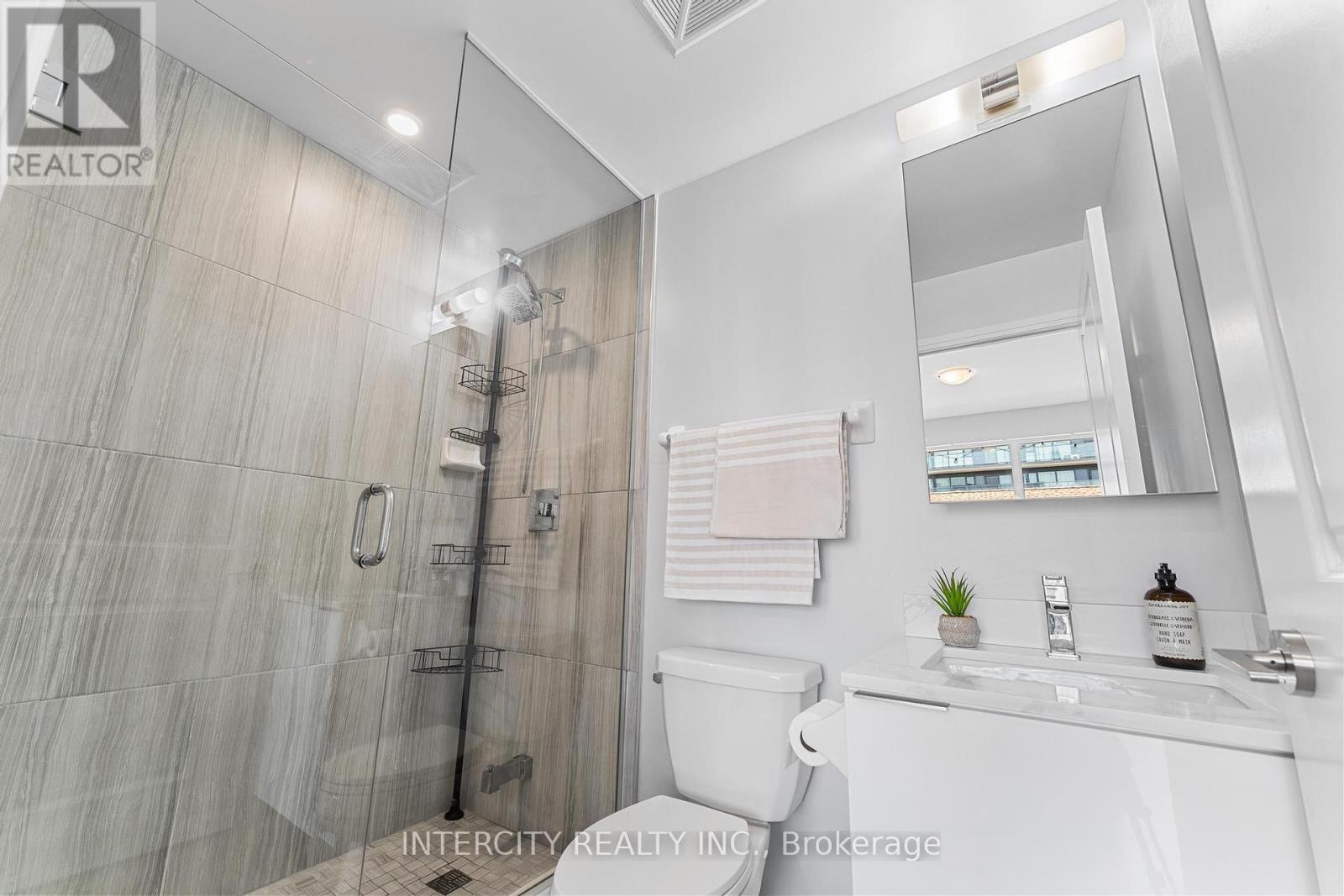 Photo 17 of 627 99 Eagle Rock Way, Vaughan ON