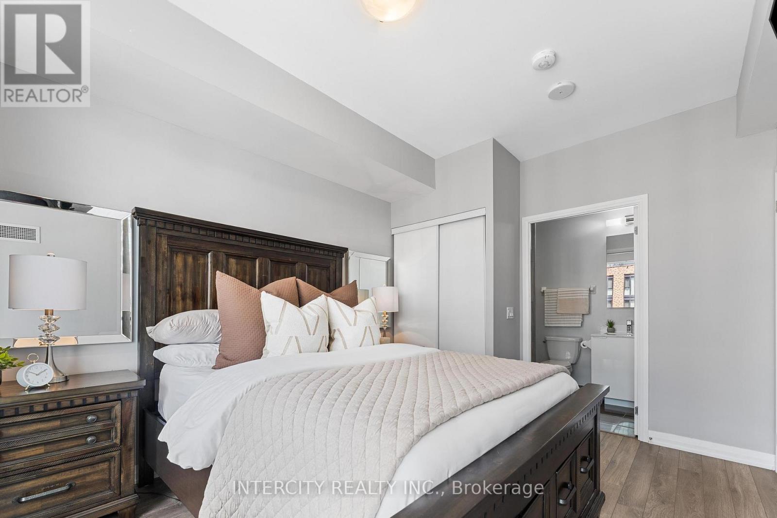 Photo 9 of 627 99 Eagle Rock Way, Vaughan ON