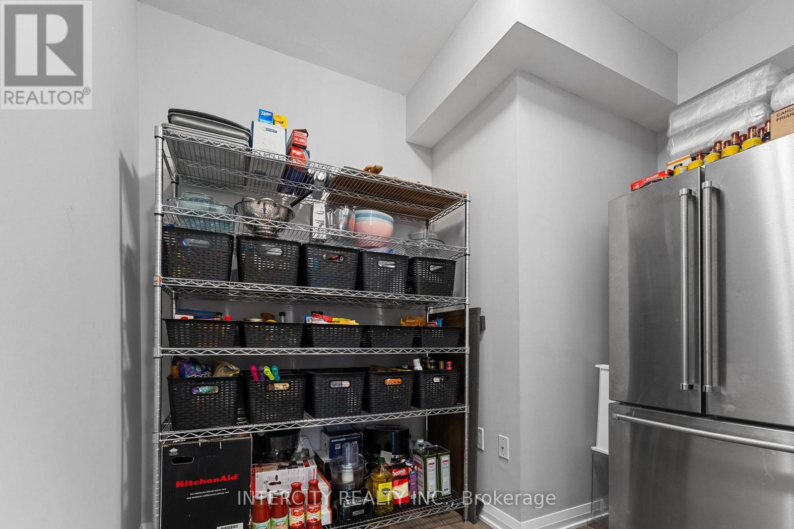 Photo 11 of 627 99 Eagle Rock Way, Vaughan ON