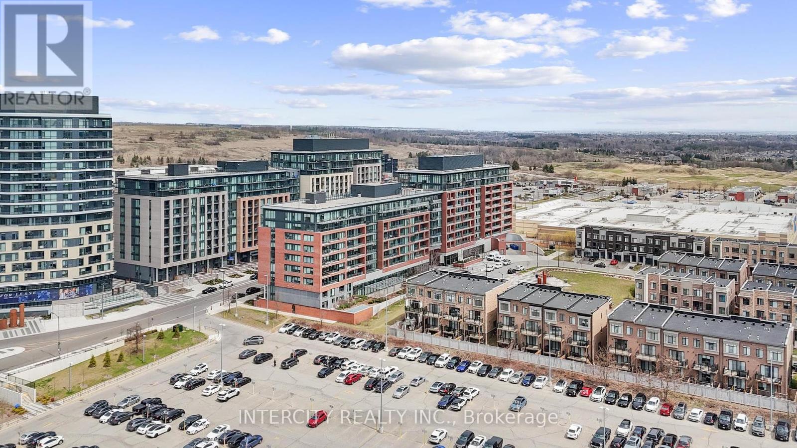 Photo 8 of 627 99 Eagle Rock Way, Vaughan ON