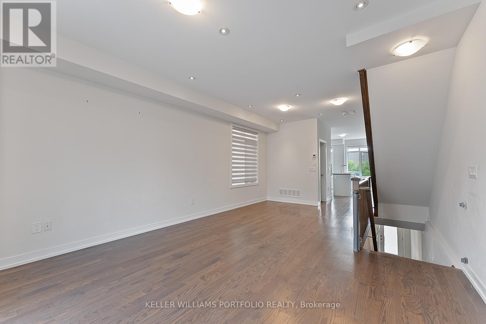 Photo 14 of 32 Troon Avenue, Vaughan ON