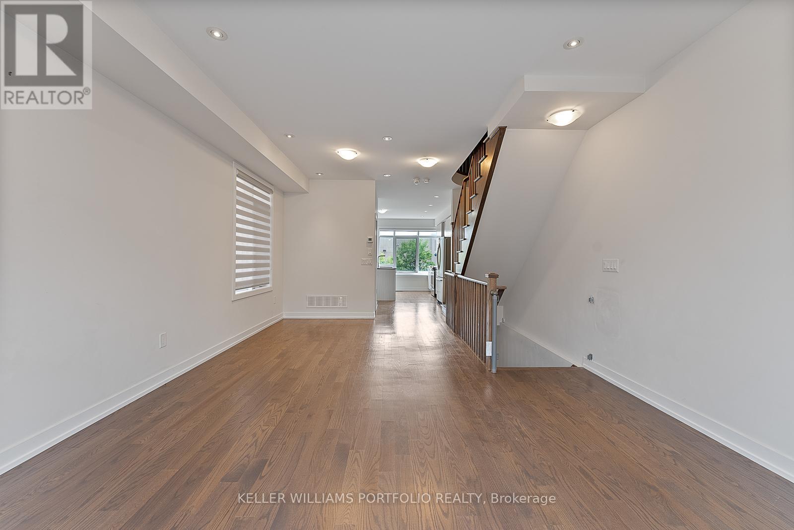 Photo 12 of 32 Troon Avenue, Vaughan ON