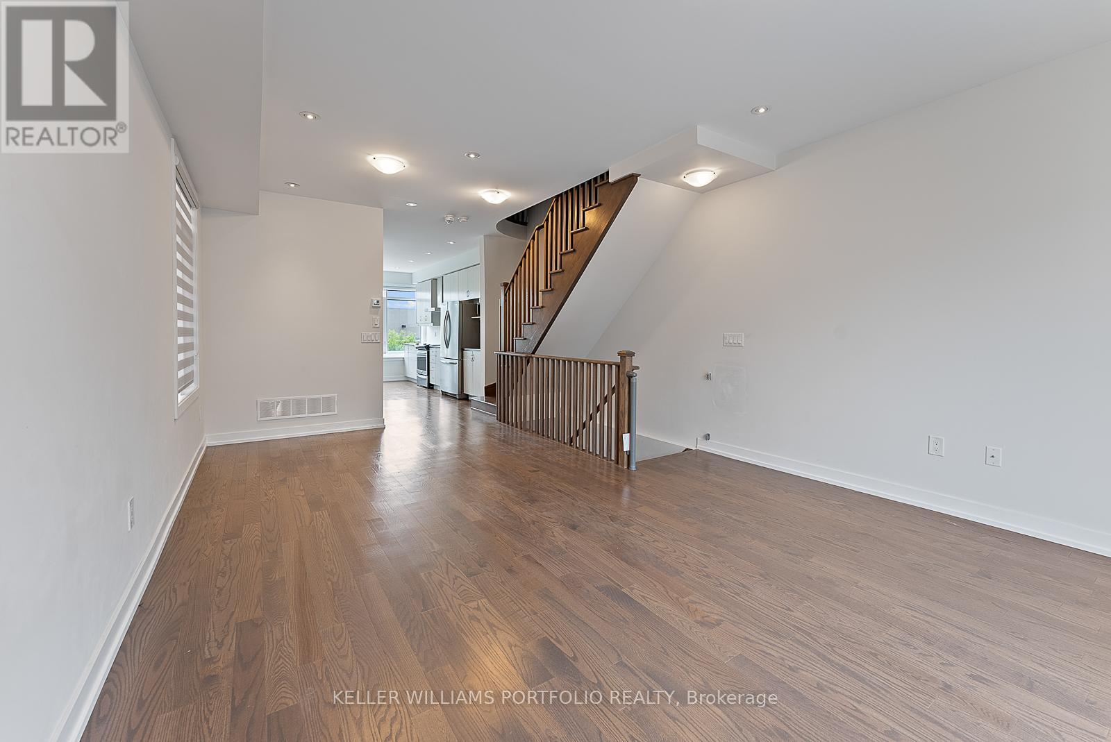 Photo 19 of 32 Troon Avenue, Vaughan ON