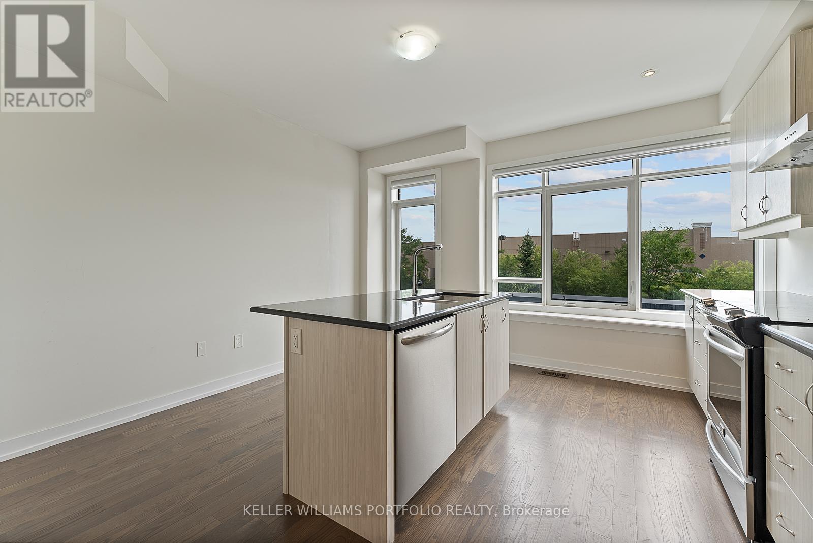 Photo 15 of 32 Troon Avenue, Vaughan ON