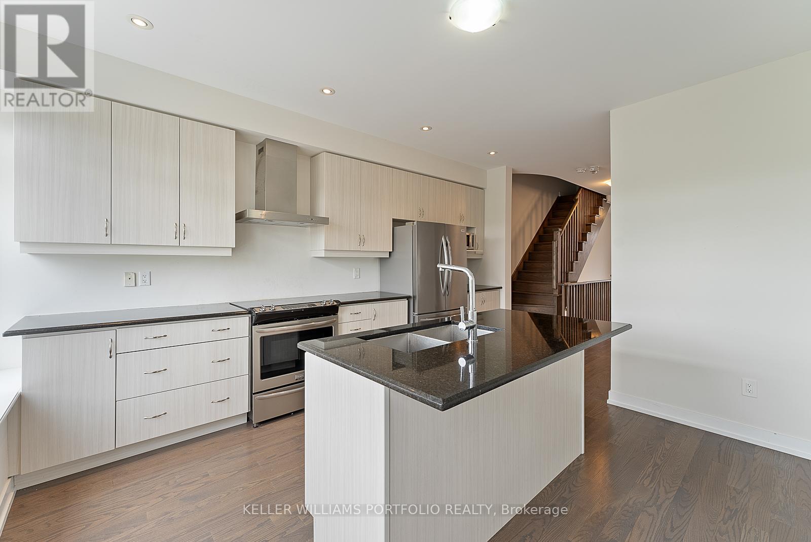 Photo 21 of 32 Troon Avenue, Vaughan ON